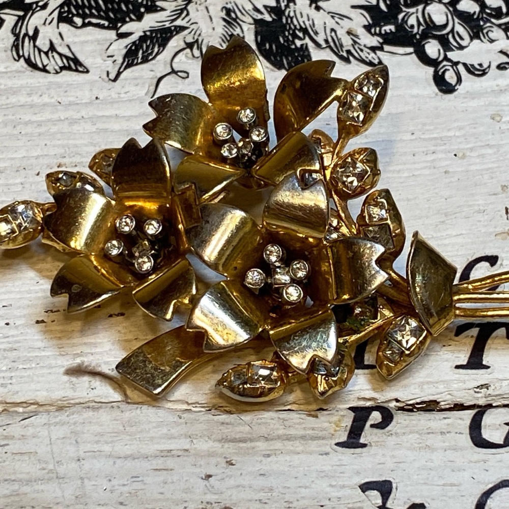 🍇 Gold Tone Rhinestone Flowers Vintage Brooch